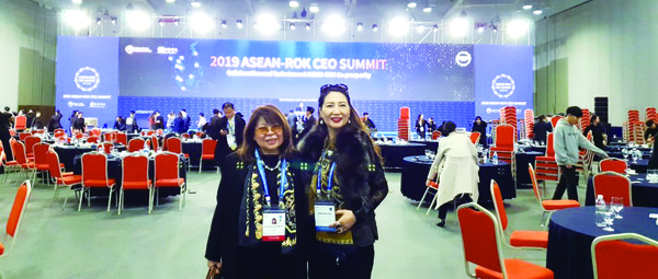 2019 ASEANROK CEO SUMMIT에 필리핀 상공회의소 회장사진 왼쪽과 함께 참여했다