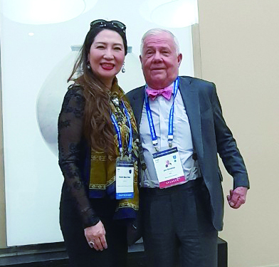 박복희 회장이 Jim Rogers로저스홀딩스 회장 사진 우측와 포즈를 취하고 있다