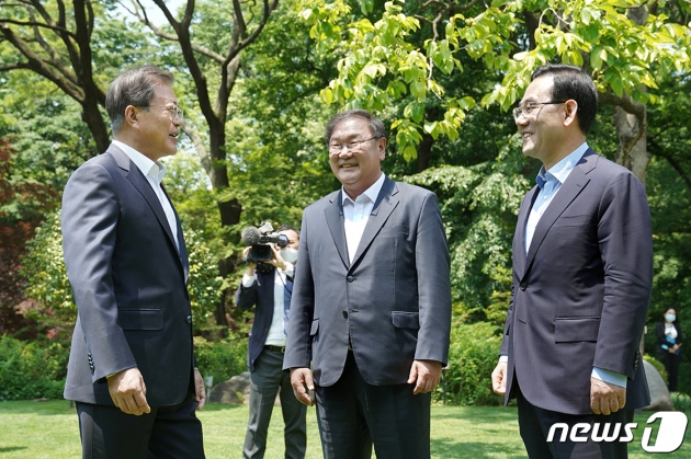 문재인 대통령이 28일 청와대 상춘재에서 여야 원내대표 오찬 회동을 열고 더불어민주당 김태년가운데 미래통합당 주호영 원내대표와 대화하고 있다 청와대 제공