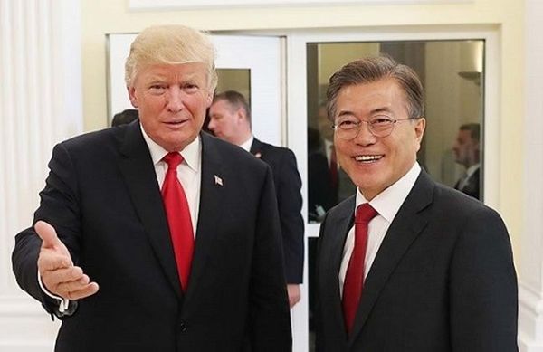 오른쪽부터 문재인 대통령과 도널드 트럼프 미국 대통령자료사진 청와대