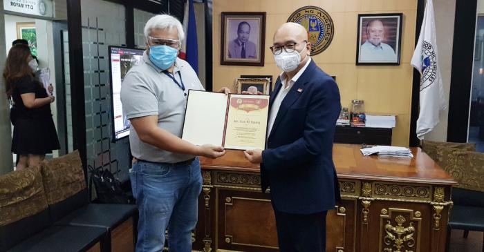 필리핀 앙헬레스 시정부가 김기영 중부루손문화원장오른쪽에게 감사장을 전달했다  출처  한국연합신문httpwwwkoreaunionnewscom